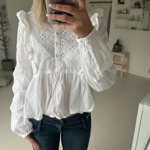 Blus - Jag säljer en jättefin blus från bikbok😍 Den är i storlek xs Skriv om ni har några frågor💕