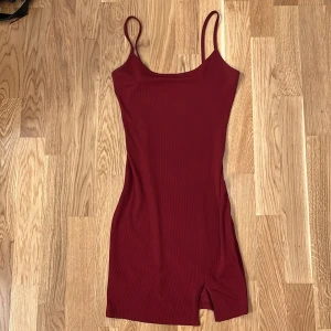 Tajt klänning  - Säljer en jättefin tajt klänning då den inte kommer till användning. Kom privat för fler fbikder/frågor ❤️