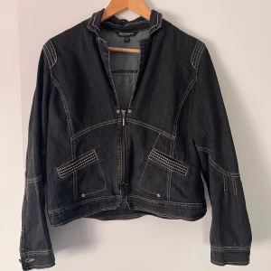 Jacka - Tunn jeans jacka  Älskad, men har inte plats för den längre:(
