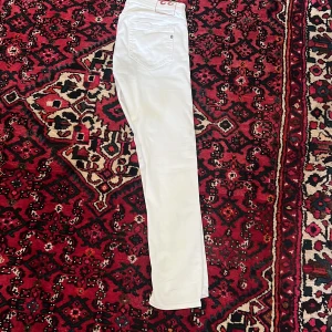 Dondup Jeans Vit  - Storlek 33, knappt använda. Inga defekter. 
