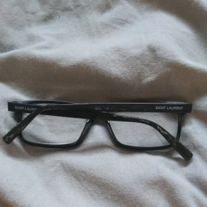 Saint laurent bågar - Säljer ett par saint laurent bågar F0YEQ03450 Hör av er ifall ni har frågor eller vill ha fler bilder 😊