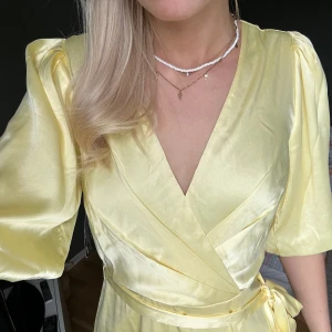 Gul satinklänning - Lappar kvar helt oanvänd