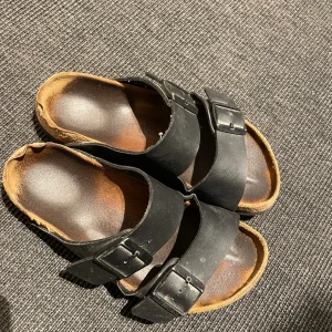 Birkenstock  - Ett par väl använda birkenstock i storlek 37. Något slitna på hälarna, se bilder för skick.
