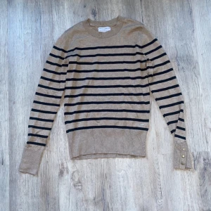 Randig tröja från Holly & White  - Randig tröja. Jätte bra skick. Inga defekter och använd nån gång. I storlek xs.