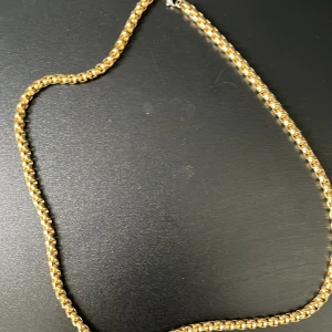 Guld kedja - kedja från Nordic smycken, ordinarie pris 450kr säljer för 230kr, 4-6 mm. Inte används mer en en vecka, Om ni är intresserade så kan vi nog fixa ett rimligt pris. 