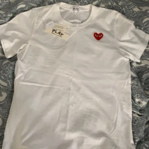 Cdg t-shirt - Tja! Säljer denna oerhört snygga cdg T-shirt, skick 8.5/10 väldigt sparsamt använd, köpt för 1500kr, hör av er vid eventuella funderingar 