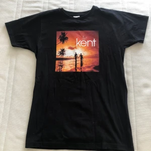 Kent merch - Säljer min älskade kent tshirt med favoritalbumet ”En plats i solen” som tryck ❤️‍🔥❤️‍🔥Köpte för 3 år sen på kents officiella hemsida men sparsamt använd sen dess 💕💕