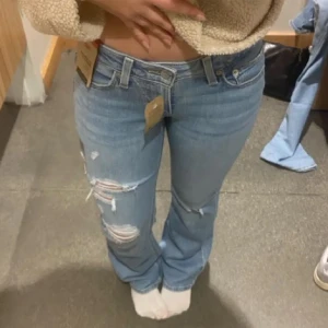 Lågmidjade jeans från Levis - Säljer dessa super snygga lågmidjade jeans från Levis i modellen: ”Superlow Bootcut” som är i nyskick💞 Storleken är W25 L30. Skriv för frågor🥰