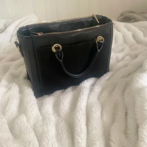 Handväska  - Handväska från zara, svart med guld detaljer 🖤❣️ nyskick, pris kan diskuteras ❣️🖤