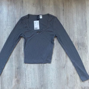 Grå topp - Helt NY, prislappen kvar. I storlek xs. Jätte fin!!