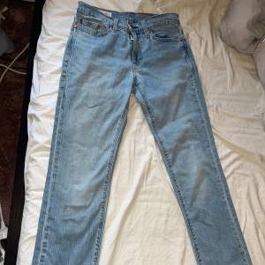 Helt oanvända ljusblåa Levis jeans som legat i garderoben sen dom blev köpta. W28 och L32, vilket passa perfekt för mig som är 168 cm lång. Pris går att diskuteras, vid snabbt köp. 