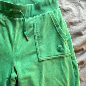 Juicy couture byxor  - Jag säljer mina gröna juicy byxor i storlek S, använda 5 gånger jag säljer dom för att dom var för långa för mig, orginalpriset är 1200.💕
