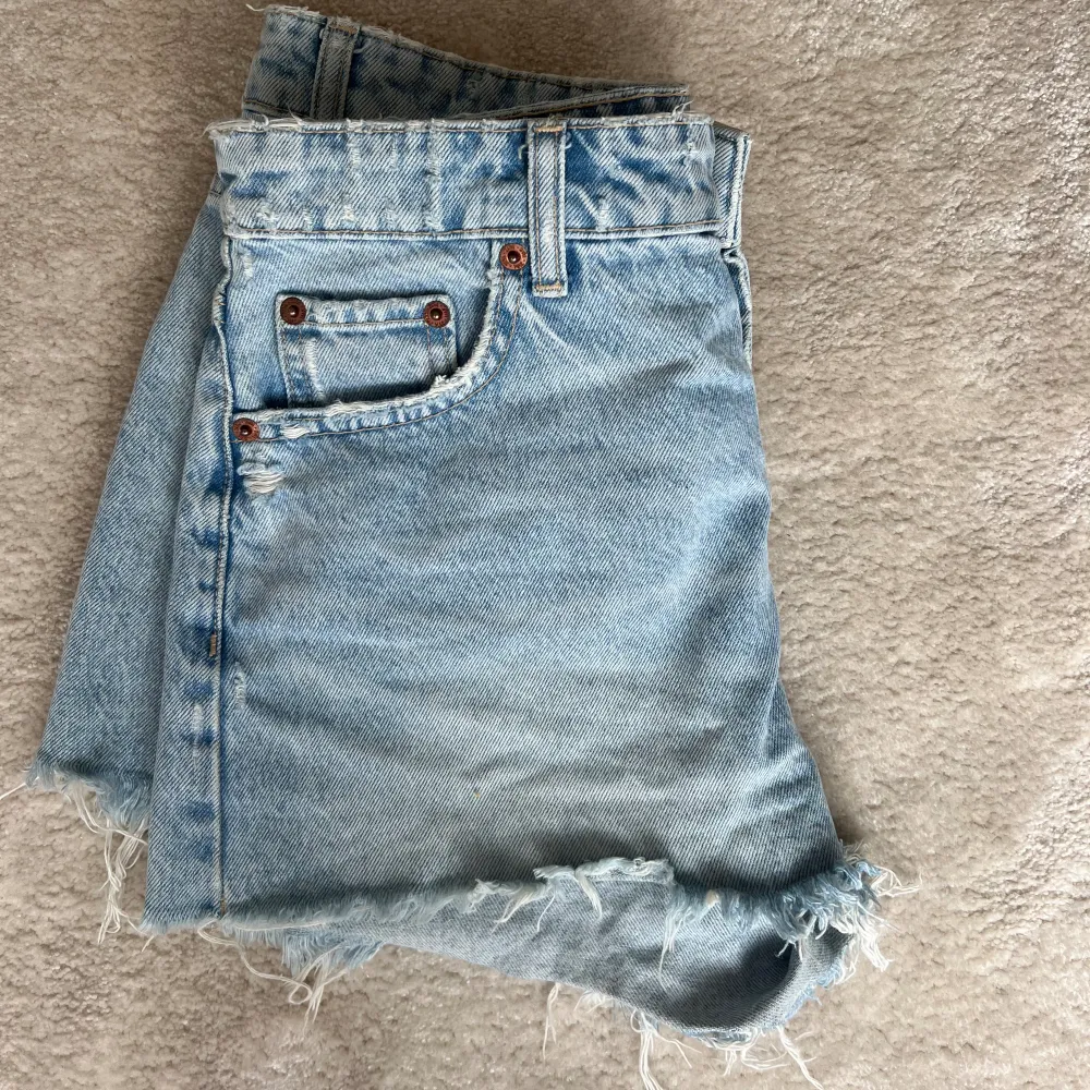 Fina jeansshorts från Zara i storlek 38. Shorts.