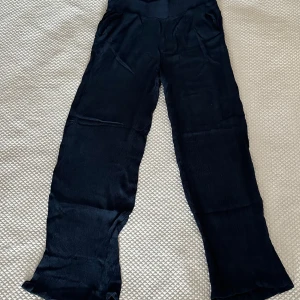 Blå byxor - Så fina och är så sköna och är så lätt det vill säga att det passar så bra till sommaren💙