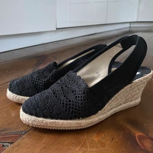 Sandaletter - mycket fina sandaletter fint skick, inga markanta tecken på användning storlek 37