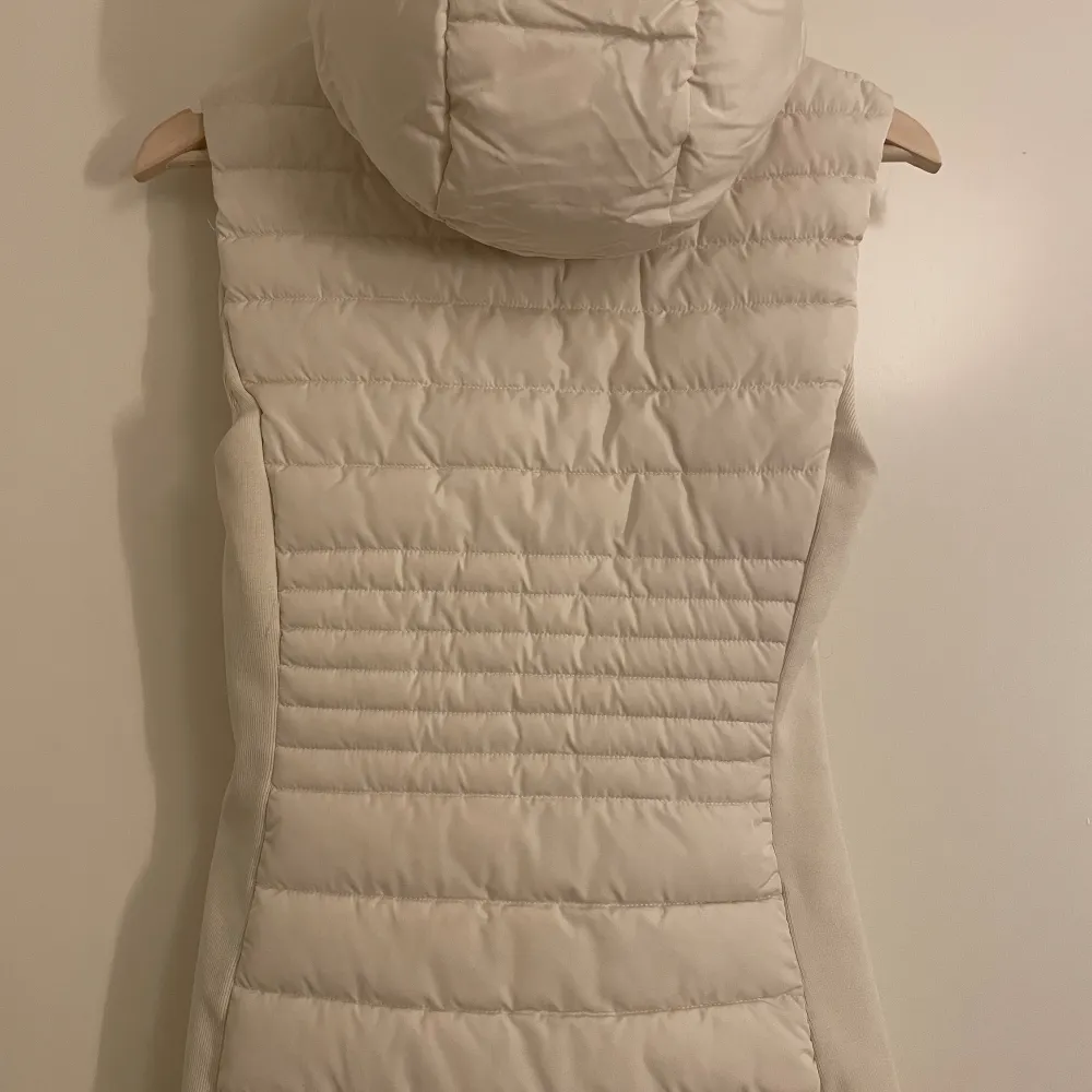 Vit väst från Zara i stolek XS. Endast använd en gång, inga fläckar eller andra märken på. Som ny!. Takit.