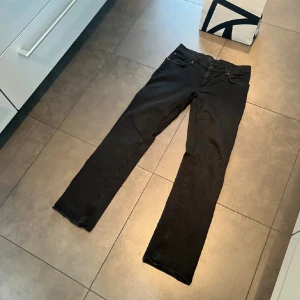 Tiger of Sweden 👖 - Hej, säljer dessa riktigt feta Tiger of Sweden jeansen | stolek 30/32 | skick 8/10 | modell idol | Släng iväg ett dm för frågor! 🙌🍾" 😊👖