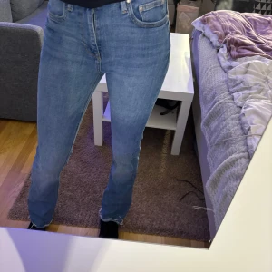 Blå Jeans - Blåa zara jeans  Den är upsprätta av affären längst ner Fint skick,använda ca 5 gånger  