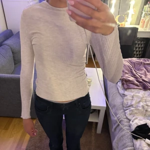 Ljus tröja  - Beige tröja från Only  Använd 1 gång