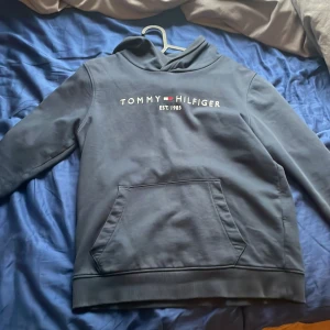 Tommy hilfiger Hoddie  - Den har inga hål och inte fläckar skick 9/10 bra pris mysig o goo Hoddie pris kan diskuteras kom privat för fler bilder eller frågor