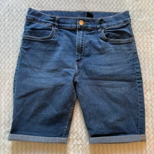 Slim Fit Jeansshorts herr - Storlek 164, ny utan prislapp, priset är förhandlingsbart.