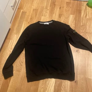 Stone island tröja - Tjena, säljer nu min stone island Hoodie då jag inte änvänt den så mycket. Bra skick använd några gånger. Ny pris ligger på 3000,säljer för 2000 men pris kan alltid diskuteras.