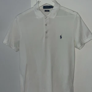 Ralph lauren piké  - Helt okej skick Under armarna är det små hål, syns förvisso inte vid användning.
