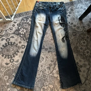 Dream age lågmidja jeans populär trendig 36 - Som rubrik lyder, använd min i bra bruksskick. Storlek 36 Återkommer med mått  Obs finns ett litet hål på höger knä men inget som stör   Midjemått  70cm  Innermått 79cm  Total längd 100cm   Tror de passar de som använder XS. 