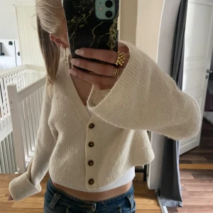 Stickad kofta - En jätte fin stickad kofta ifrån hm🥰 Den är beige/vit i storlek S💕Lägg egna prisförslag (obs! Inte under 150 kr).