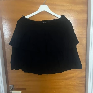 Kort kjol - Använd fåtal gånger, jätte fin passform!!