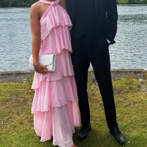 Felicia Wedin x Vero Moda Klänning - Säljer denna superfina klänningen som är använd 1 gång🩷🩷 Pris kan diskuteras 🩷