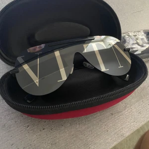 VALENTINO glasögon  - Använder den inte längre så vill sälja Den har inga repor eller skador och har en väska och glasduk. Glasögon är även äkta kan även fraktas eller mötas upp om du är från samma stad. Pris kan diskuteras vid snabb affär 