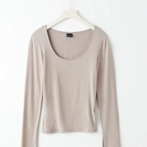 Gina tricot tröja - superfin tröja från gina tricot med utvängda armar på slutet😍😍 dem kommer inte längre till användning pågrund av att den är liten. 