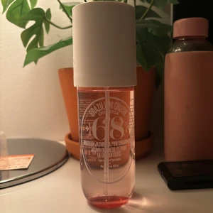 Sol De Janeiro 68 - Säljer sol de janeiros nummer 68 parfym!  Använd ett par gånger men mycket mer än hälften kvar (bild 2). 240ml. Original pris på lyko 449kr just nu. 