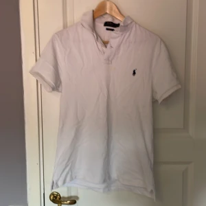 Ralph Lauren piké  - Står M men sitter som S. Använd ett fåtal gånger men har en fläck presic under halsen. Kan ses på bild 1. Hör av dig vid frågor. 