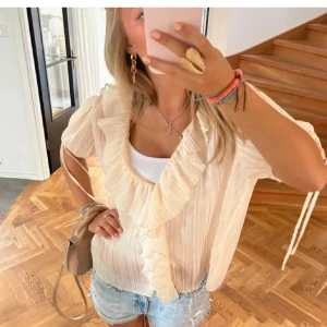 Vit volangblus - En superfin blus från zara