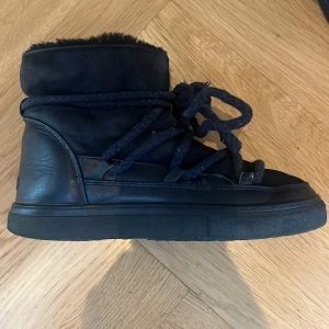 INUIKII - Säljer nu mina fina vinter skor❤️färgen är mörkblå, och storlek 39❤️anvönt många gånger men fortfarande bra skick❤️pris kan också diskuteras❤️