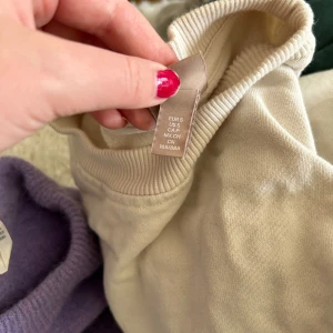 Croppad krämfärgad tjocktröja - Croppad tröja som passar S-M