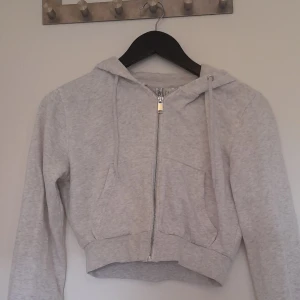 Kofta - En fin grå kofta från hm. I storlek Xs. 