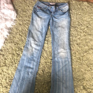 Vintage Jeans - Vintage jeans med coola stenar på fickorna!! Finns bruna fläckar men syns knappt. 🩷 Kom gärna med prisförslag som är lägre än det som står på annonsen