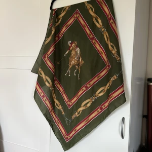 Grön sjal  - En jättefin grön sjal med häst motiv som tyvärr fått lite slitage i en av kanterna 🖤