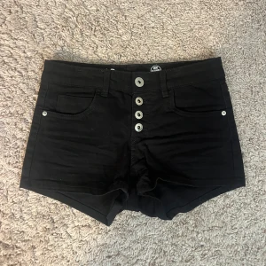 Svarta jeansshorts - Jag säljer ett par svarta jeansshorts då dem blivit för små! Väldigt snygga och bra skick🫶🏼