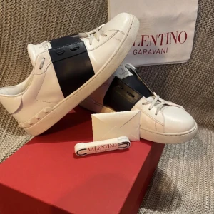 Valentino opens marin blå - Bra skick Sko lådan och sko påse och kvitto från nk hänger med.  Färgen marinblå  Storlek 43  Köpta på nk för 6600 kr! Liten flärp på framsidan av skon därav priset   Hör av dig för mer info!