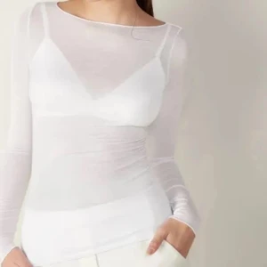 vit tröja ifrån intimissimi  - super fin vit tröja ifrån intimissimi, som är använd väldigt få gånger. Priset är PRUTBART 💓