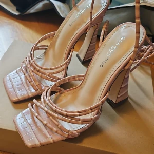 Sommar lace up klackar/sandaler rosa helt nya!  - Säljer dessa klackskor från från glamorous som jag köpte på asos förra året men ej använt, supersnygga med tjock klack och snörningar med gulddetaljer. Helt oanvända i strl 38♡ pris kan diskuteras vid snabb affär.