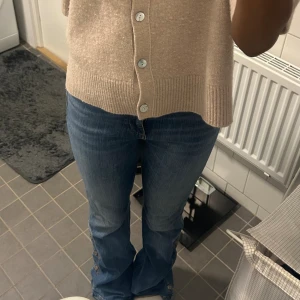 Zara jeans - Så snygga zara jeans men aldrig kommit till användning!! Snygga detaljer med knappar i bild 3 som man kan knäppa upp!💕💕 storlek 34 men är stretchiga så passar även 36 o kanske 38💕💕 ObS! Hål finns men syns inte på fotona, kom priv💕