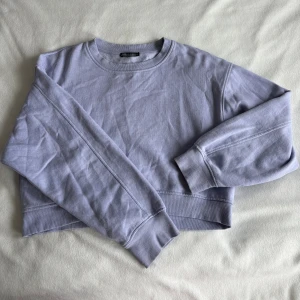 Croppad sweatshirt - Superfin oversized och croppad lila sweatshirt från Zara! Använd men inga defekter, storlek M🫶🏼