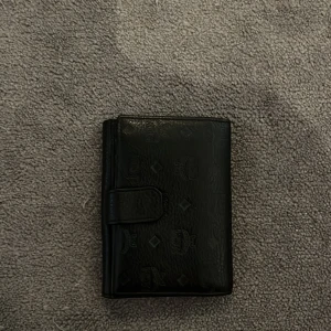 MCM plånbok - Säljer nu min MCM plånbok. Plånboken är köpt på ABCD i Göteborg och knappt använd, skick 9/10. Vid frågor, är det bara att höra av sig! 