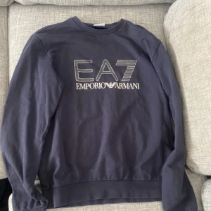 EA7 - Hej! Säljer en snygg EA7 Hoodie. Skick 8/10. Ny pris 900kr mitt pris 300kr. Pris kan diskuteras.
