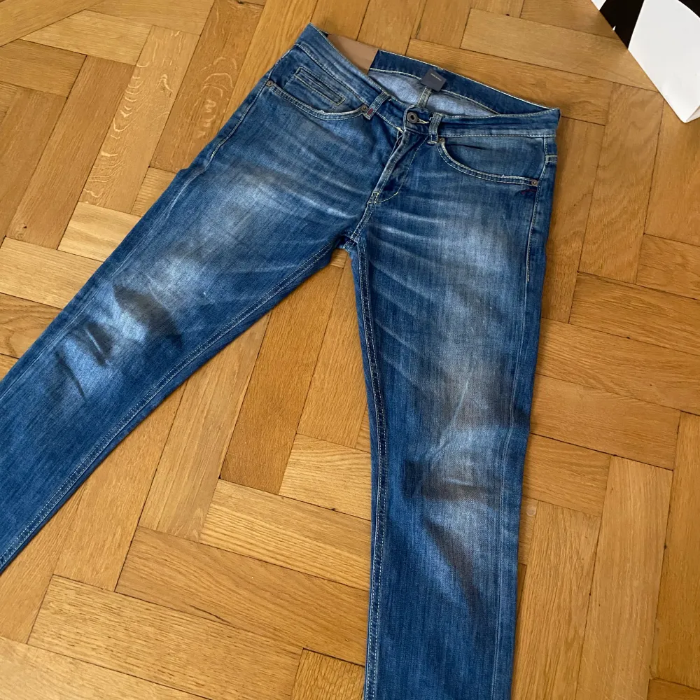 säljer nu dessa dondup jeans i modellen George. jeansen är i storlek 31. skick 10/10, inga defekter. skriv för fler frågor eller funderingar. 🤩. Jeans & Byxor.